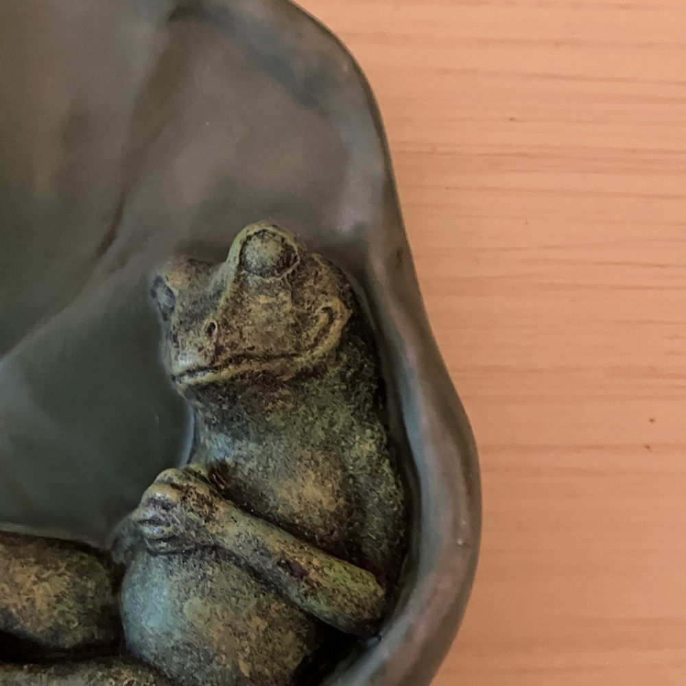 Green Frog Reclining on Lily Pad Wall Hook - Picture 4 of 6
